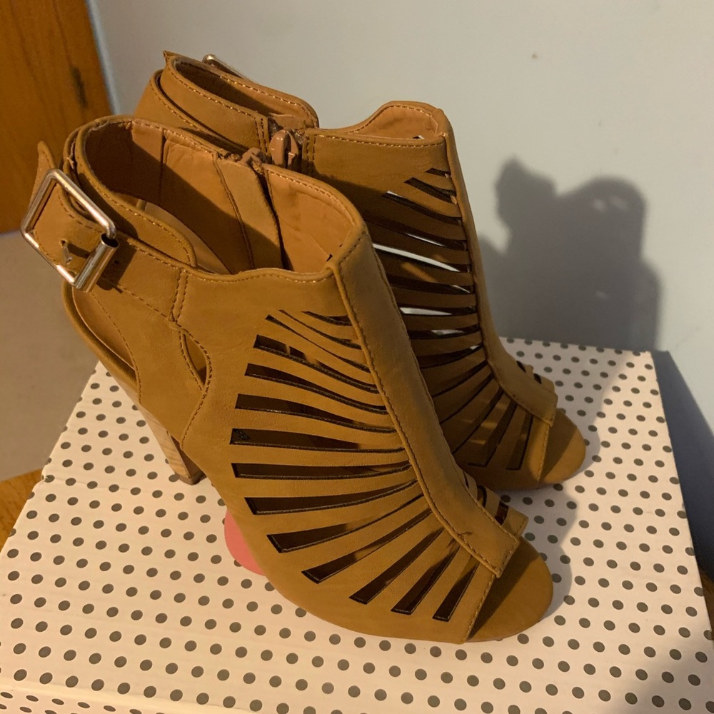 Women cut out cages buckle slug chunky shoes. - Picture 2 of 5